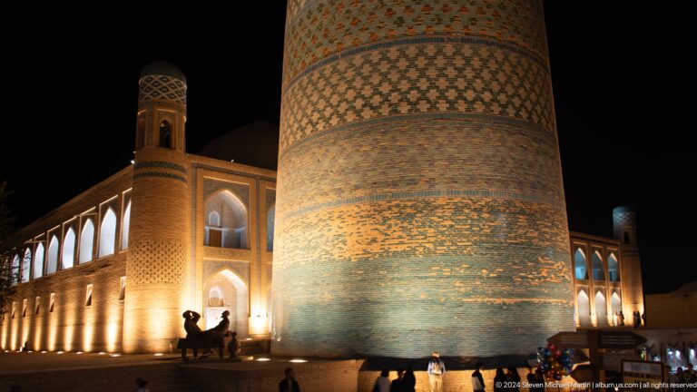 Kalta minor illuminated at night.