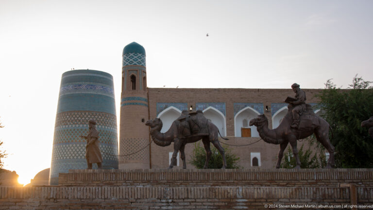 Camel statues before kalta minor.