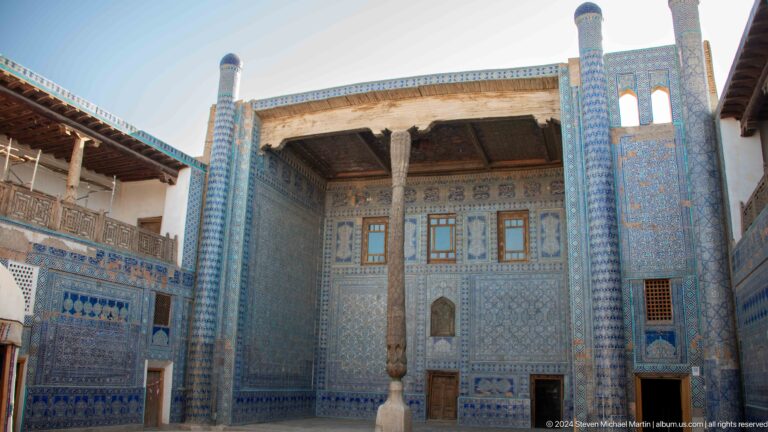 Tiled reception niche with carved wooden column.