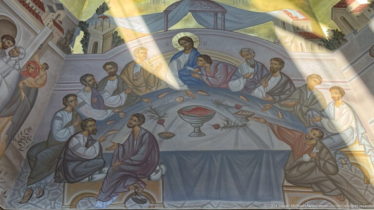 Mural of Christ and the apostles seated around a long table at the Last Supper.