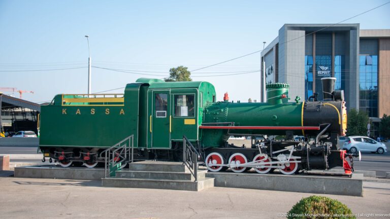 Compact green steam locomotive with red-and-white wheels, connecting rods, and KASSA lettering.