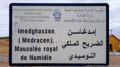 Multilingual French and Arabic sign reading Imedghassen (Medracen), Mausolée royal de Numidie, with Algerian heritage agency markings.