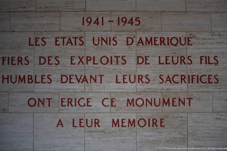 French 1941–1945 memorial dedication in red capital letters on a pale stone wall.