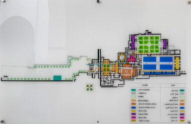 Color-coded Bahia Palace plan showing different palace zones in green, blue, orange, purple and other colors with bilingual legend.