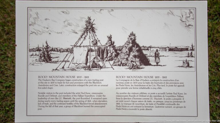 Bilingual panel with historical drawing of tipis, figures, fencing, and trading-post buildings labeled Rocky Mountain House 1835–1861.