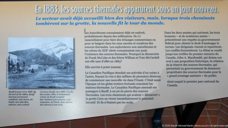 A French interpretive panel about thermal springs includes a winter photograph of Banff.