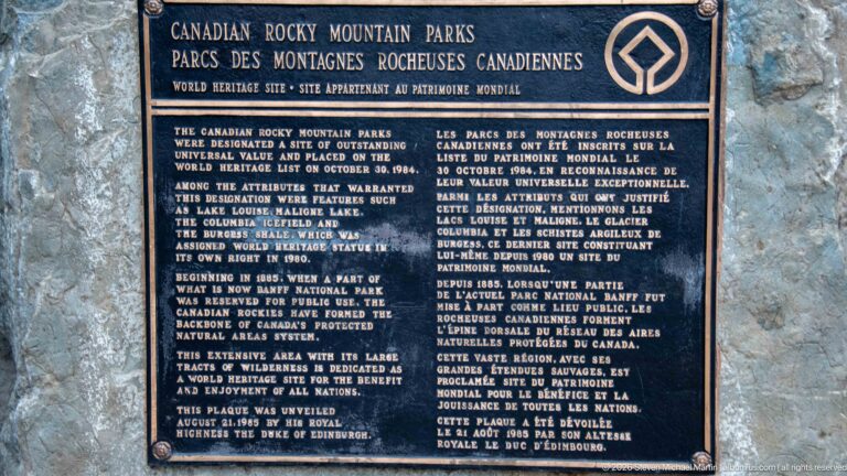 A bilingual World Heritage plaque names the Canadian Rocky Mountain Parks and displays the UNESCO emblem.