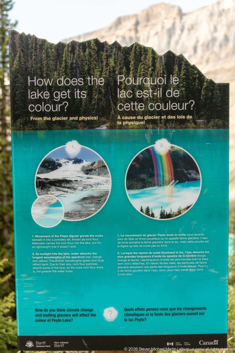 Bilingual Parks Canada interpretive panel explaining how glacial processes and suspended sediment create turquoise lake color.