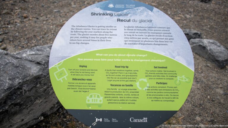 Round Parks Canada panel titled Shrinking Glacier and Recul du glacier with text about glacier retreat and climate actions.