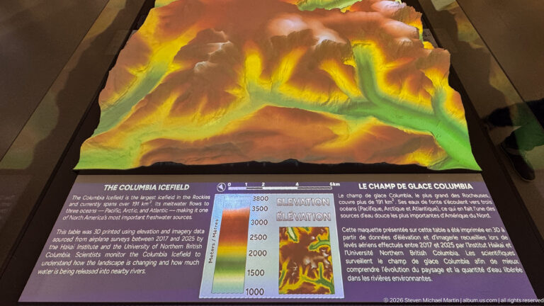 Elevation-colored relief model of the Columbia Icefield with green-to-brown terrain and a 1000-to-3800-metre scale.