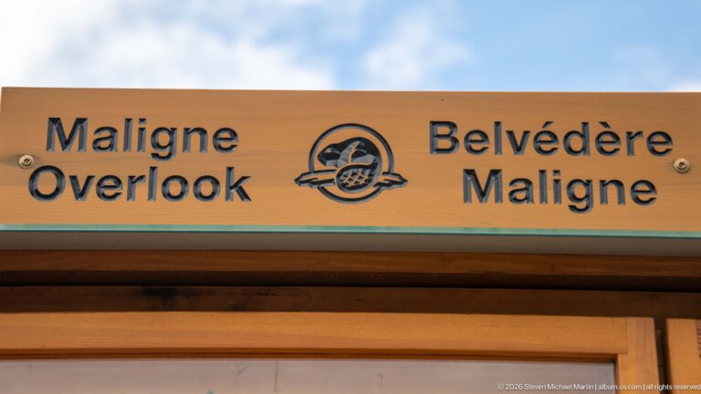 Wooden bilingual sign reading “Maligne Overlook” and “Belvédère Maligne” with a Parks Canada emblem.