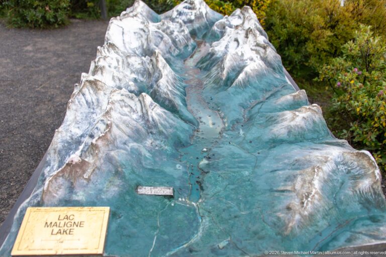 A painted three-dimensional relief model labeled Lac Maligne Lake represents the lake and surrounding mountain terrain