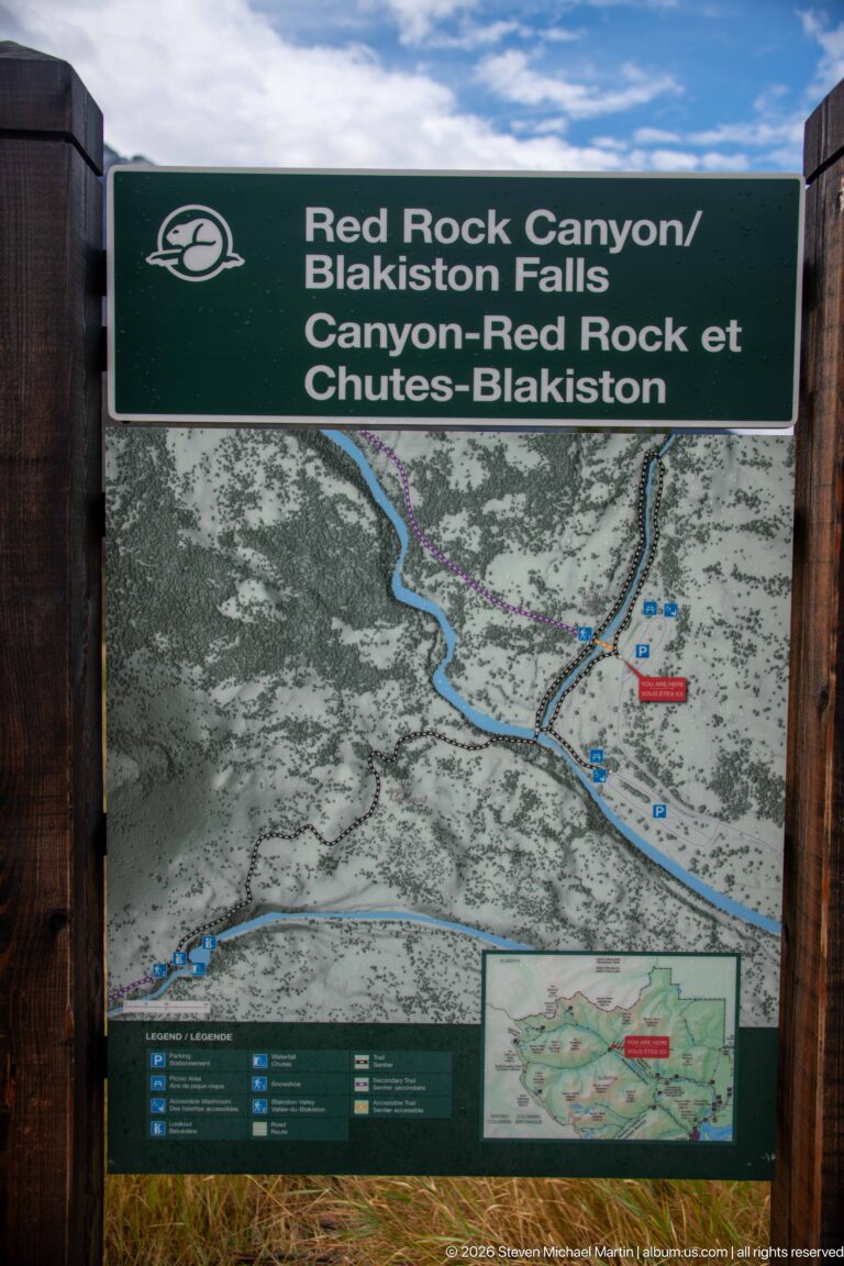 Parks Canada map headed Red Rock Canyon and Blakiston Falls, showing trails, roads, waterways, facilities, and a locator inset.