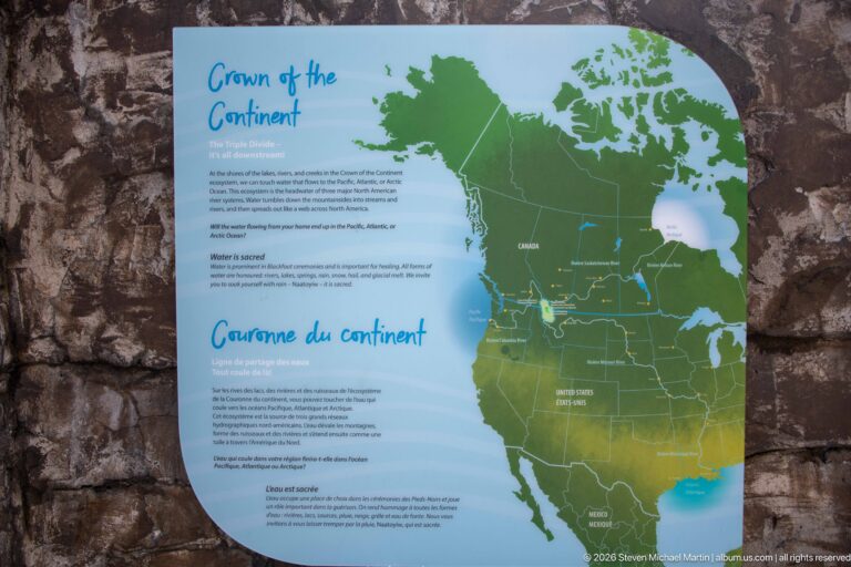 Bilingual Crown of the Continent interpretive panel with map of western Canada and United States waterways.