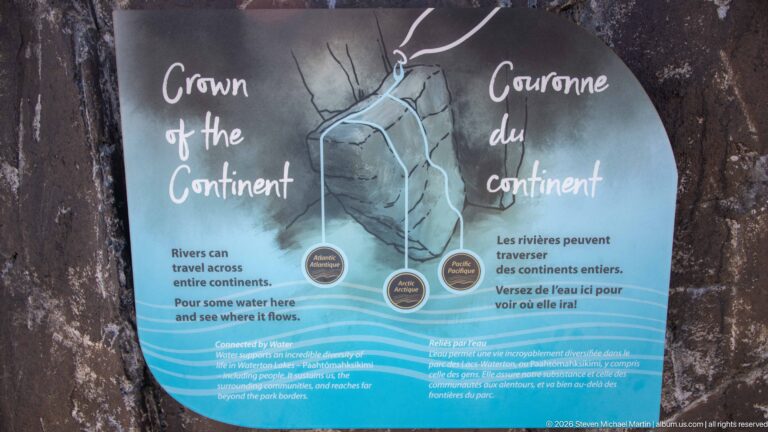 Bilingual Crown of the Continent panel with diagram linking Atlantic, Arctic, and Pacific river drainage.